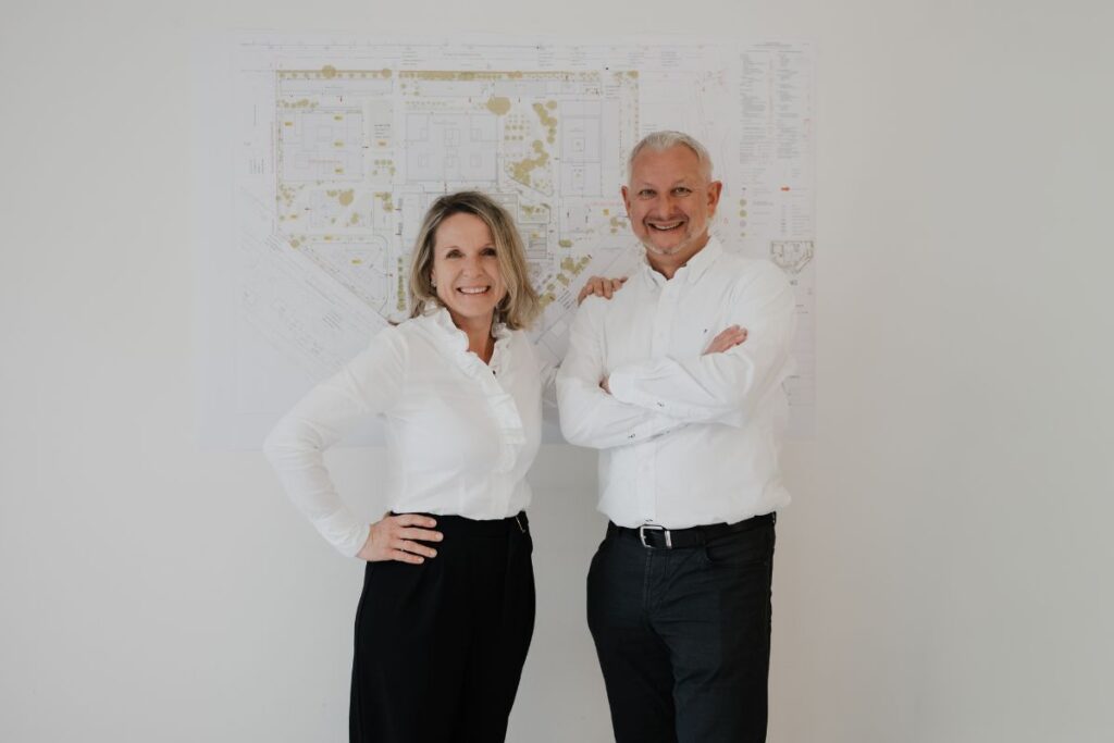 Stefan und Karin vor einem Bauplan