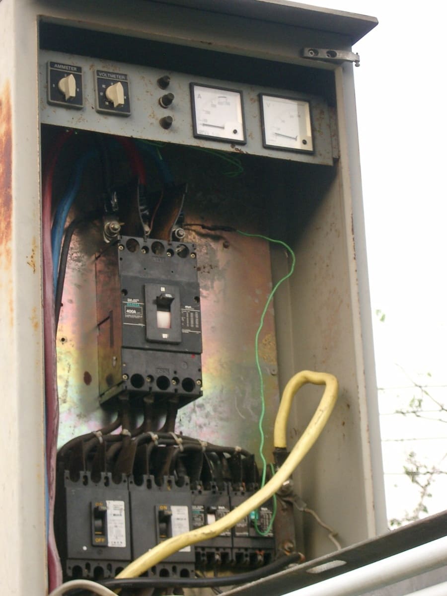 Offener Elektroverteiler mit Leistungsschalter und Messinstrumenten