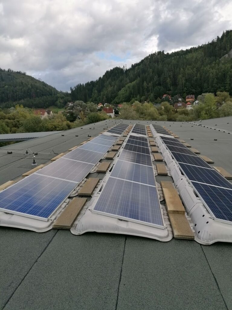 PV-Anlage auf Flachdach bei einer Einrichtung der Stadtgemeinde Leoben